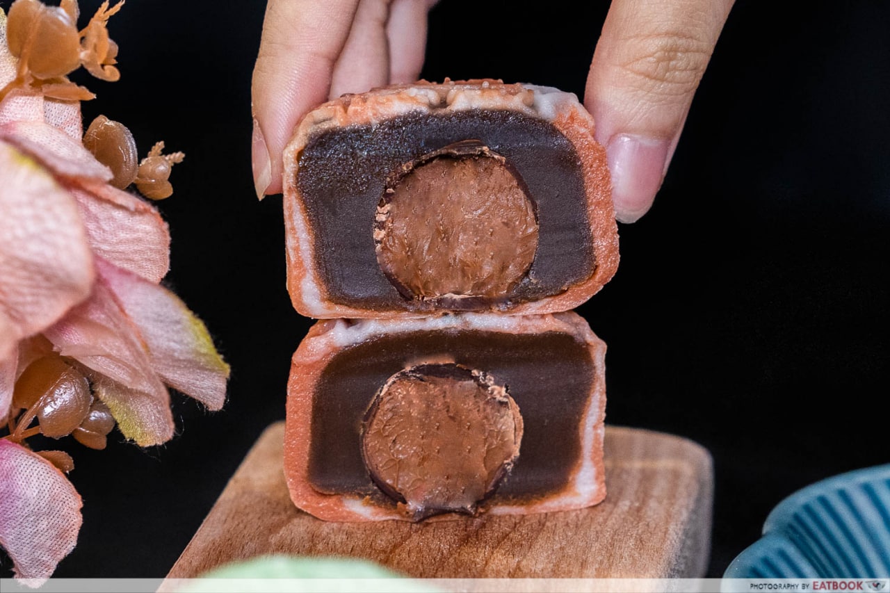 cognac tiramisu mooncake cross section