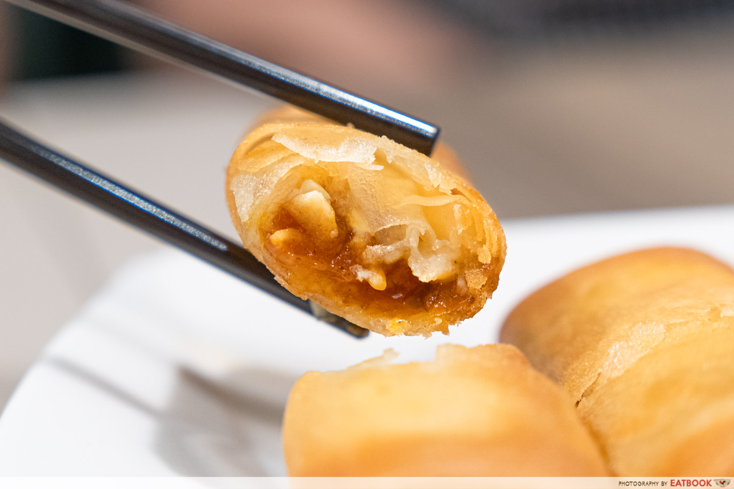 tim ho wan national day - chilli crab spring roll detail