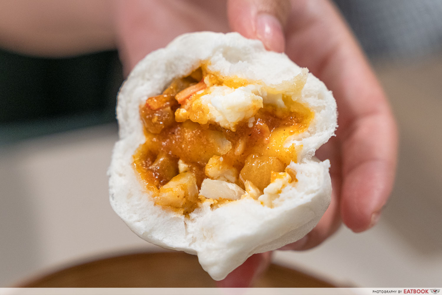 tim ho wan national day - steamed chilli crab bao detail