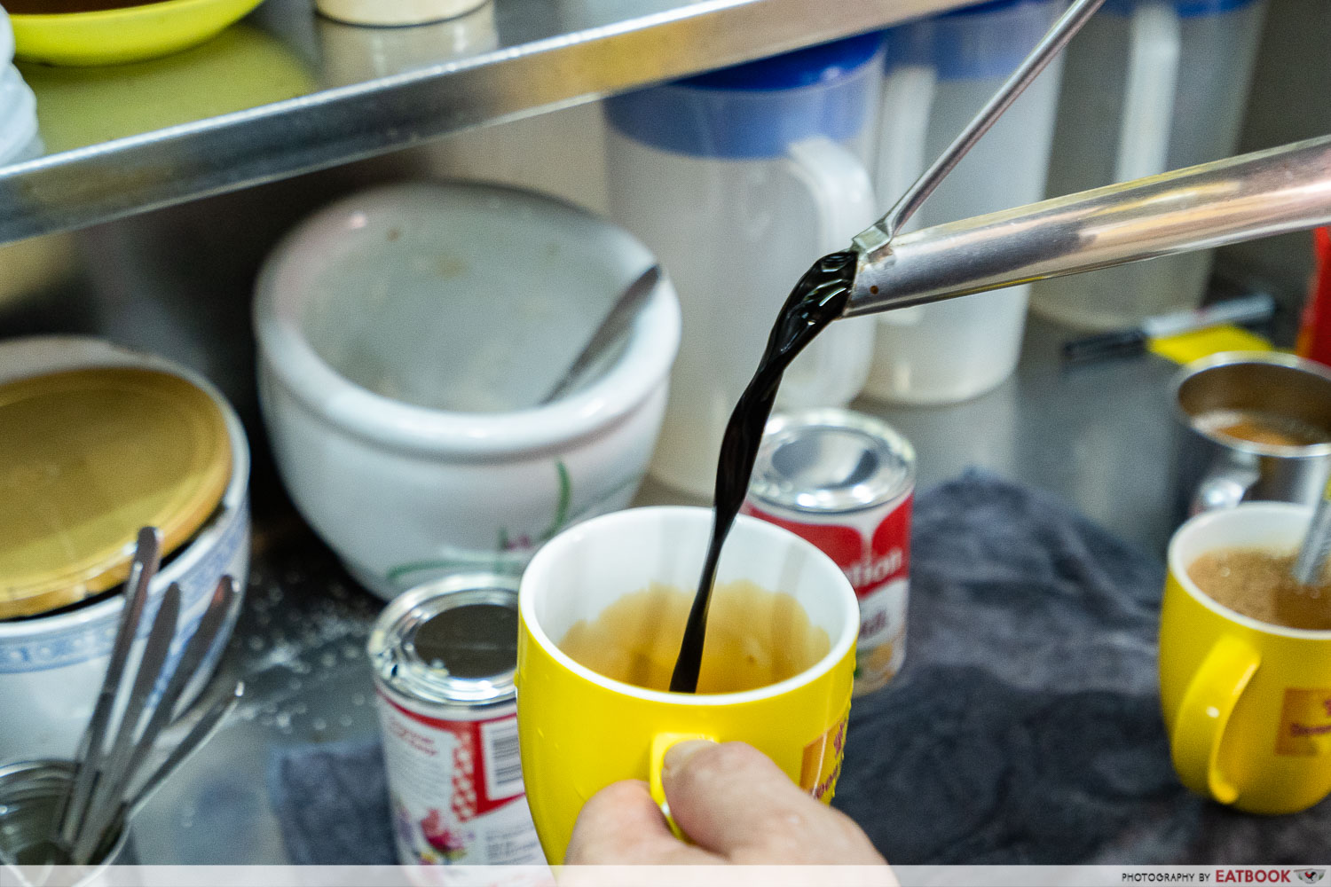 wan gui coffee pouring