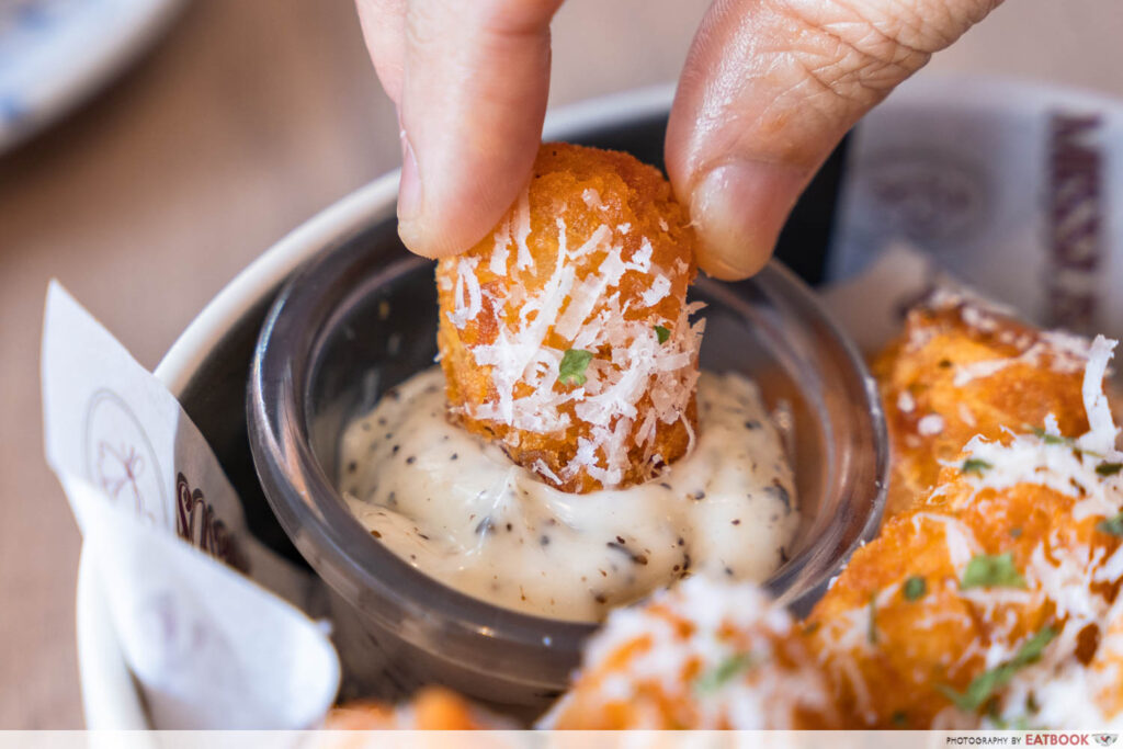 missus cafe tater tot dipping