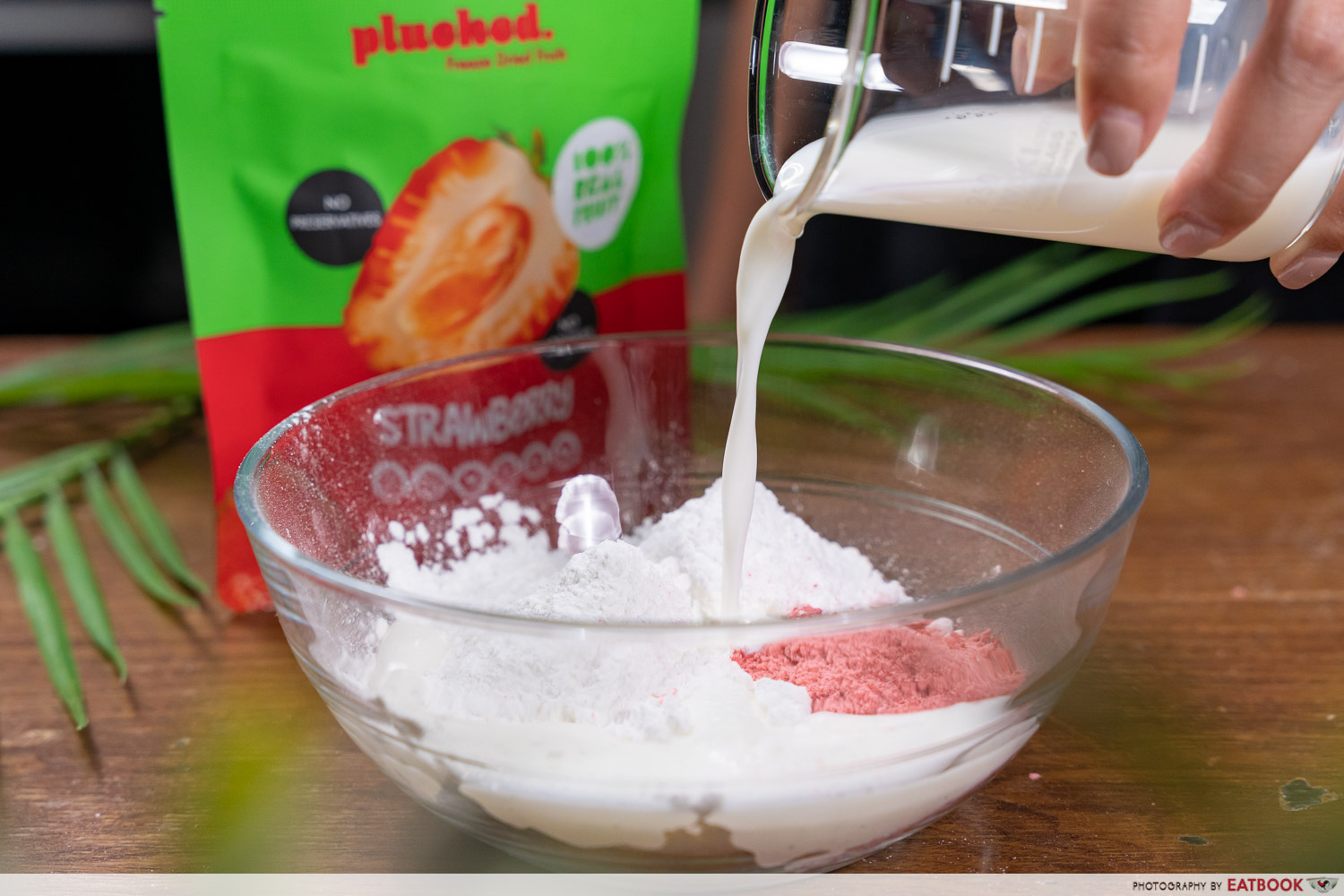 plucked freeze-dried fruit recipes - pouring milk for strawberry daifuku