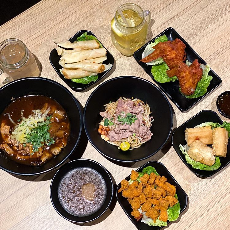 blanco court beef noodles flatlay