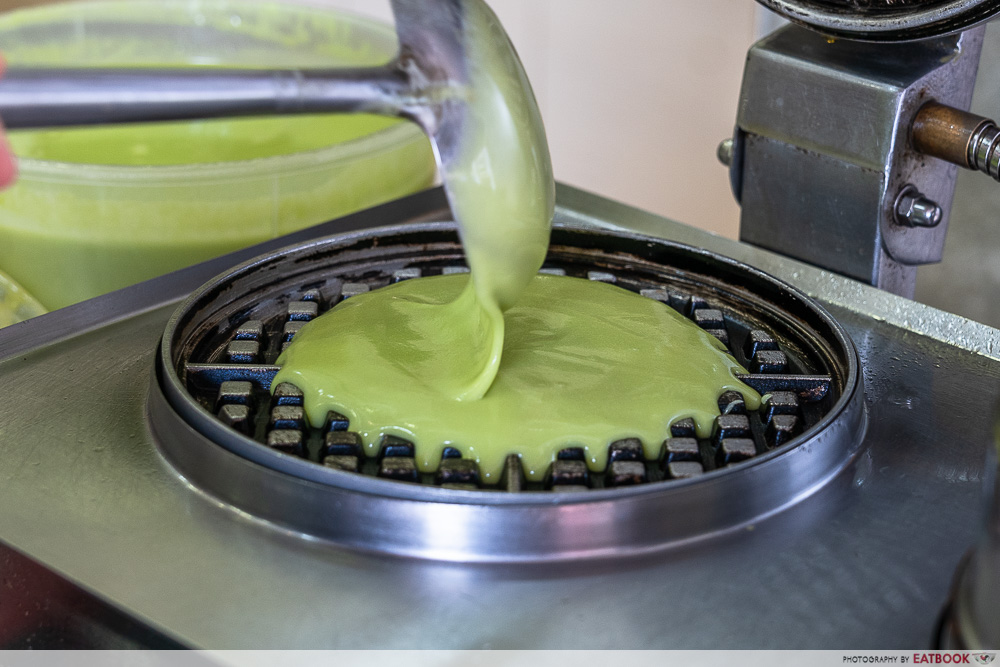 garden pastry waffle pouring