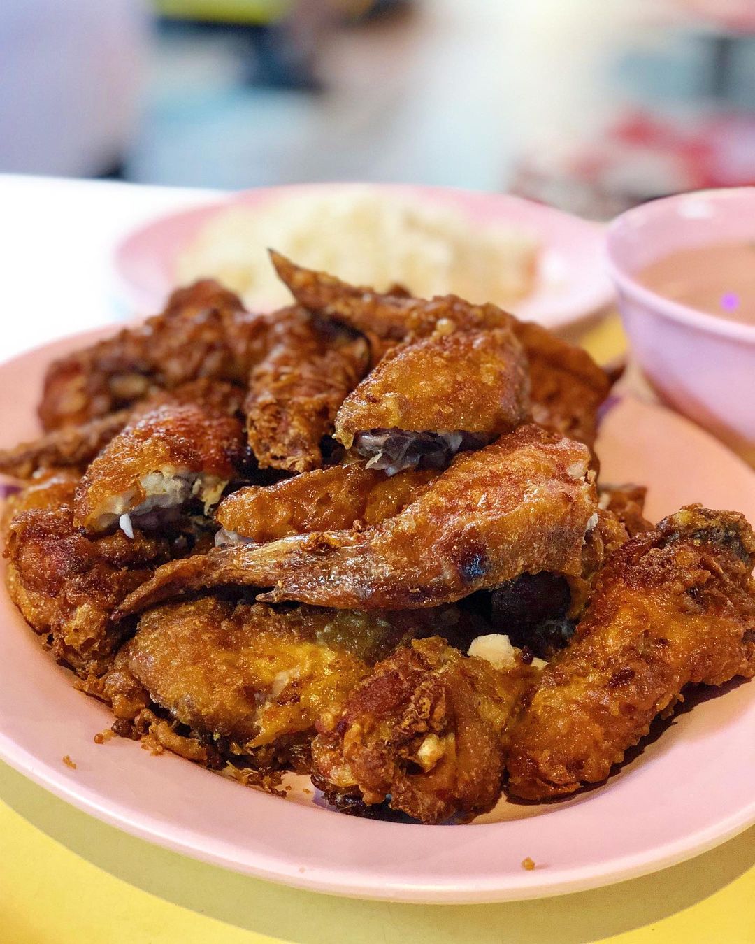 da ji hainanese chicken rice - fried chicken wings