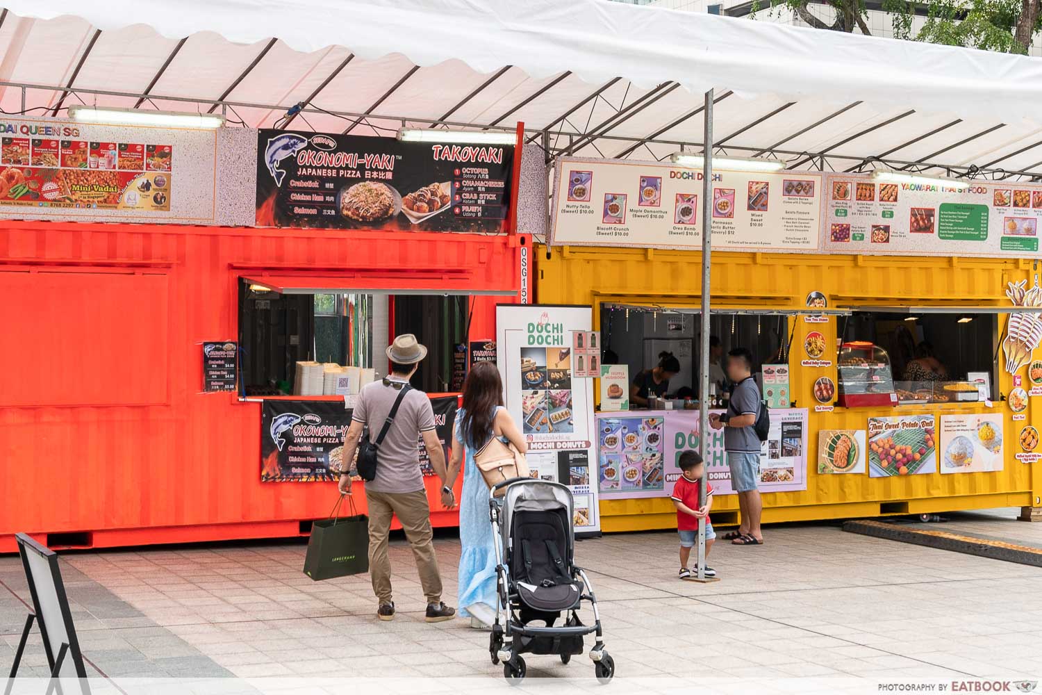 Ngee Ann City Civic Plaza, Christmas Market with stalls sel…