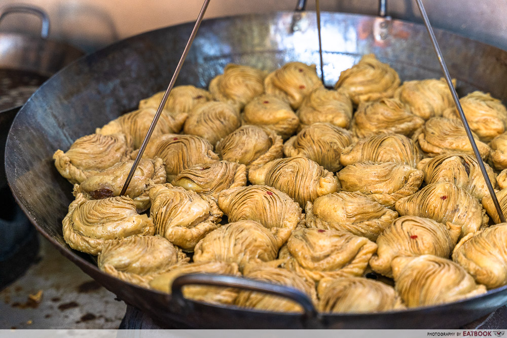 wang wang crispy curry puff group frying