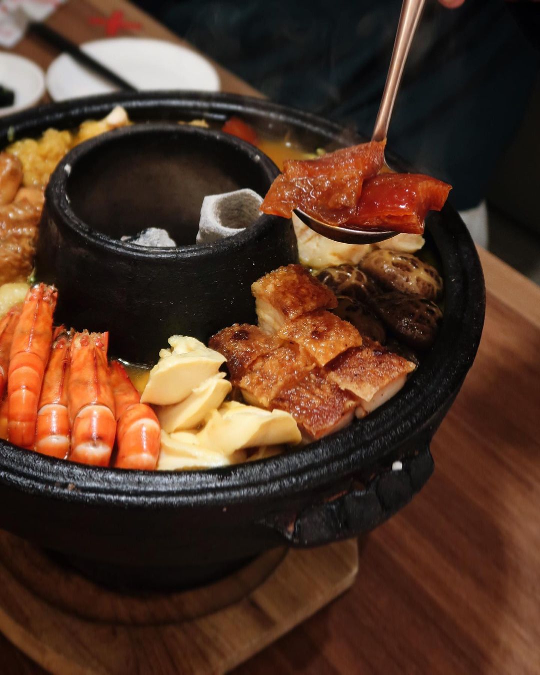 yunnans prosperity treasure hotpot