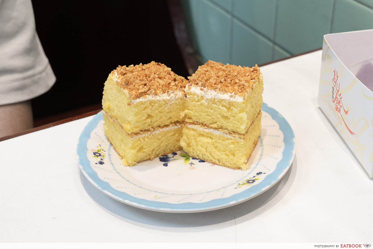loong-fatt-tau-sar-piah-peanut-buttercream-cake-cross-section