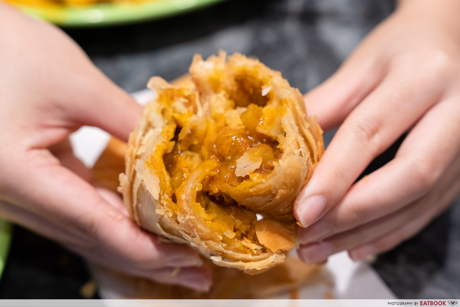 abang curry-curry puff close up