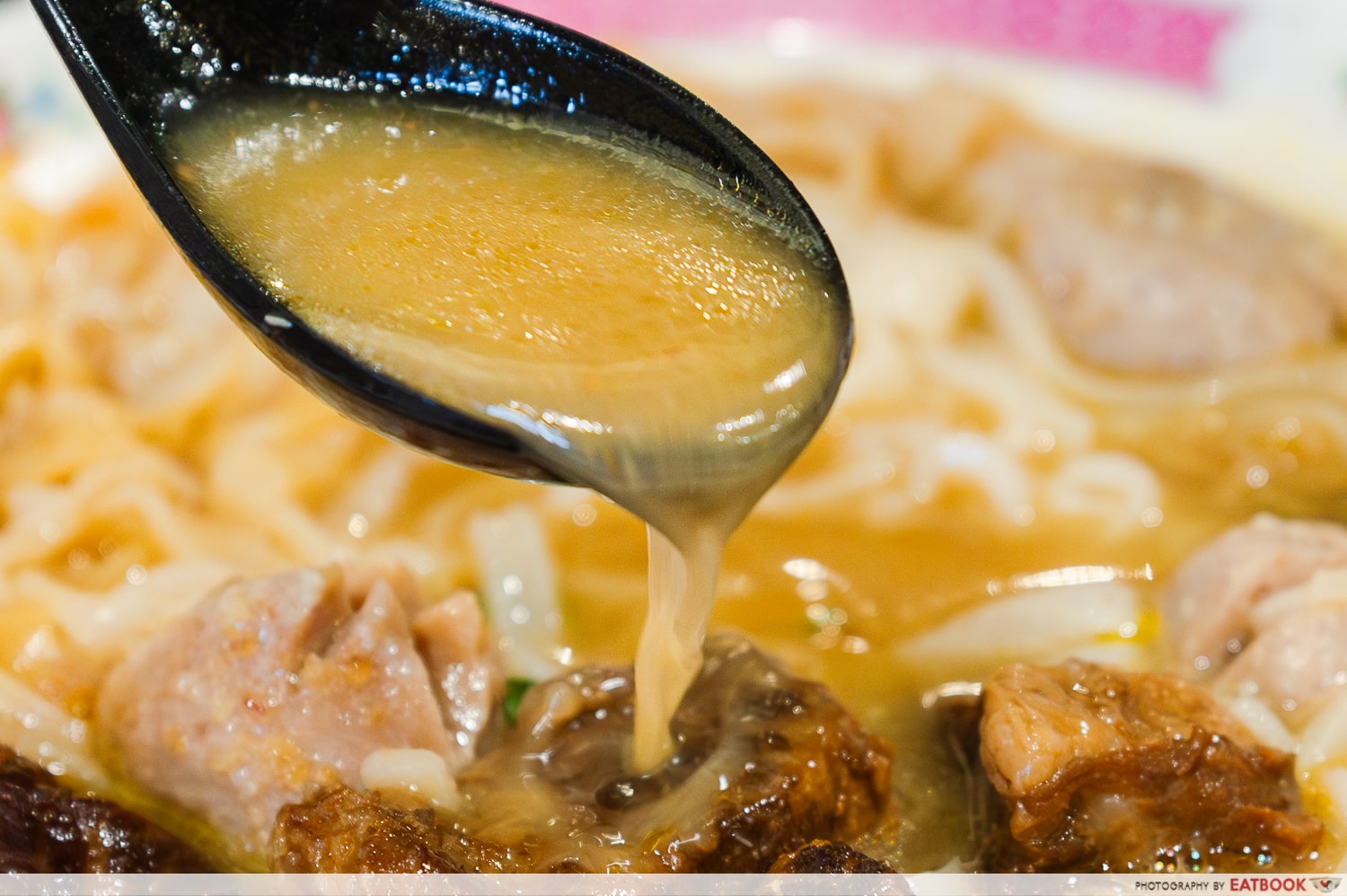 friends kitchen hk - beef brisket horfun soup pour
