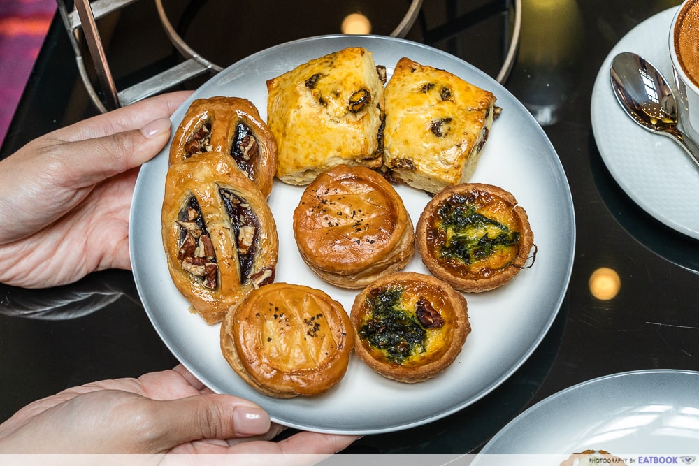 marriott msw lobby lounge - baked pastries