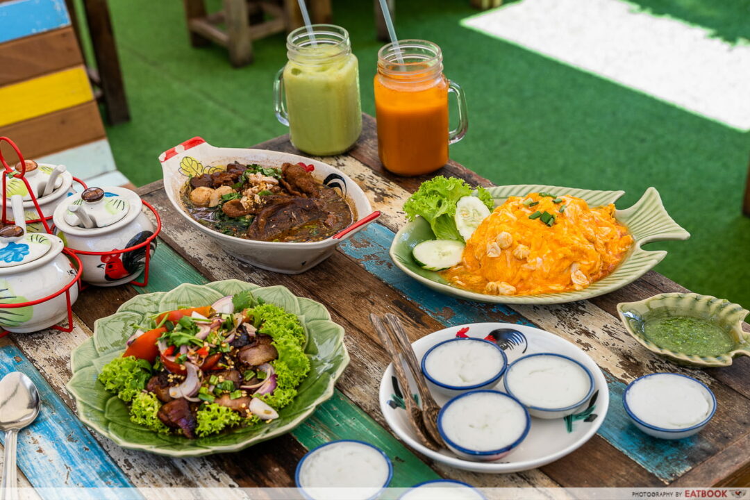 Warm Up Cafe Review Thai Boat Noodles, Crab Omelette Rice And More In