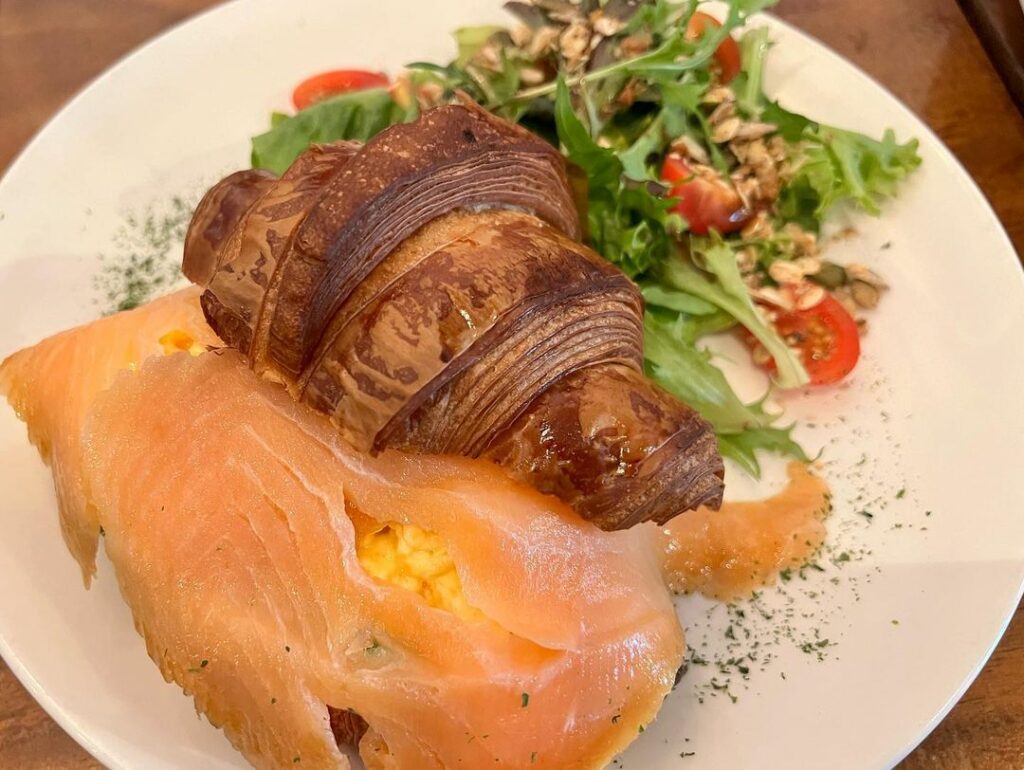 flock-cafe-salmon-croissant