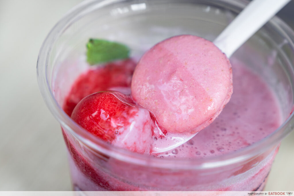 haagen-dazs-macaron-ice-cream-strawberry