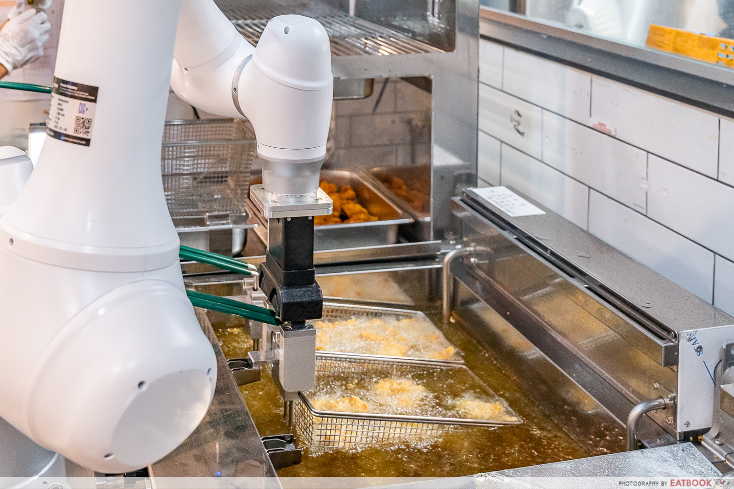 robert-fried-chicken-robot-frying-the-chicken (6)