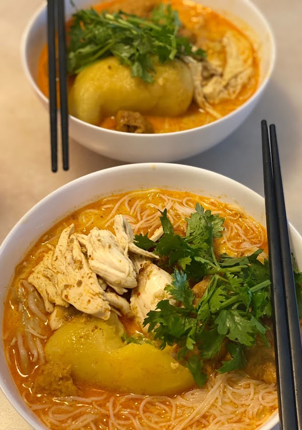 Da Po Hainanese Chicken Rice & Curry Chicken Noodle