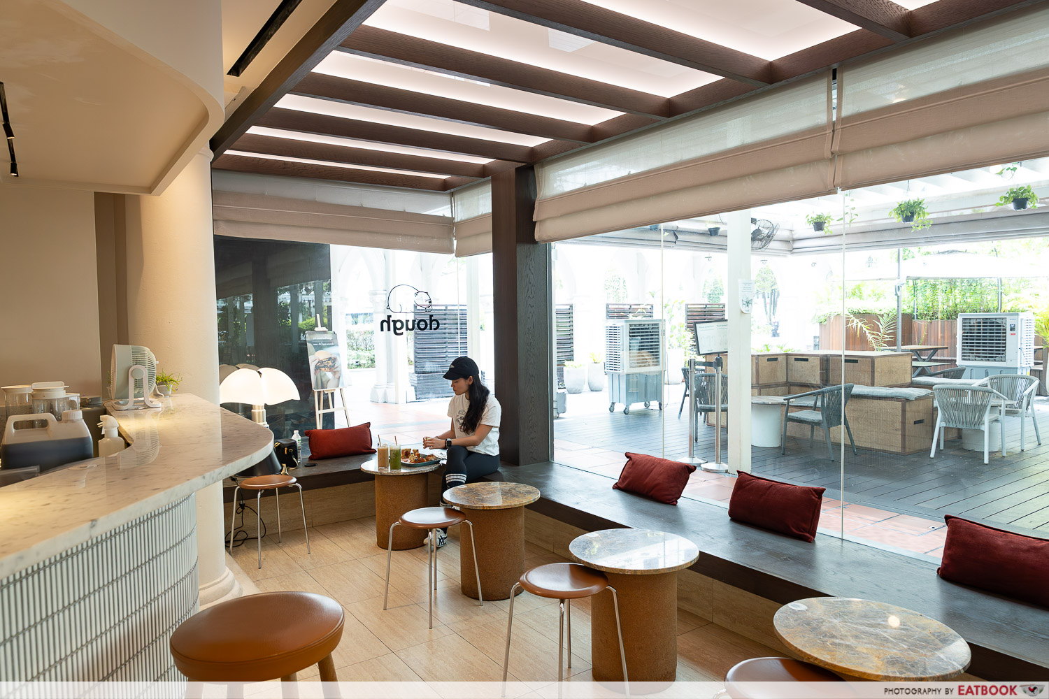 dough-cafe-city-hall-ambience