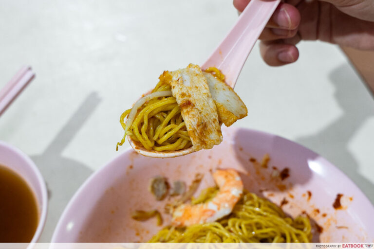 lai-hiang-pork-rib-prawn-mee-small-prawn-mee-spoon-interaction
