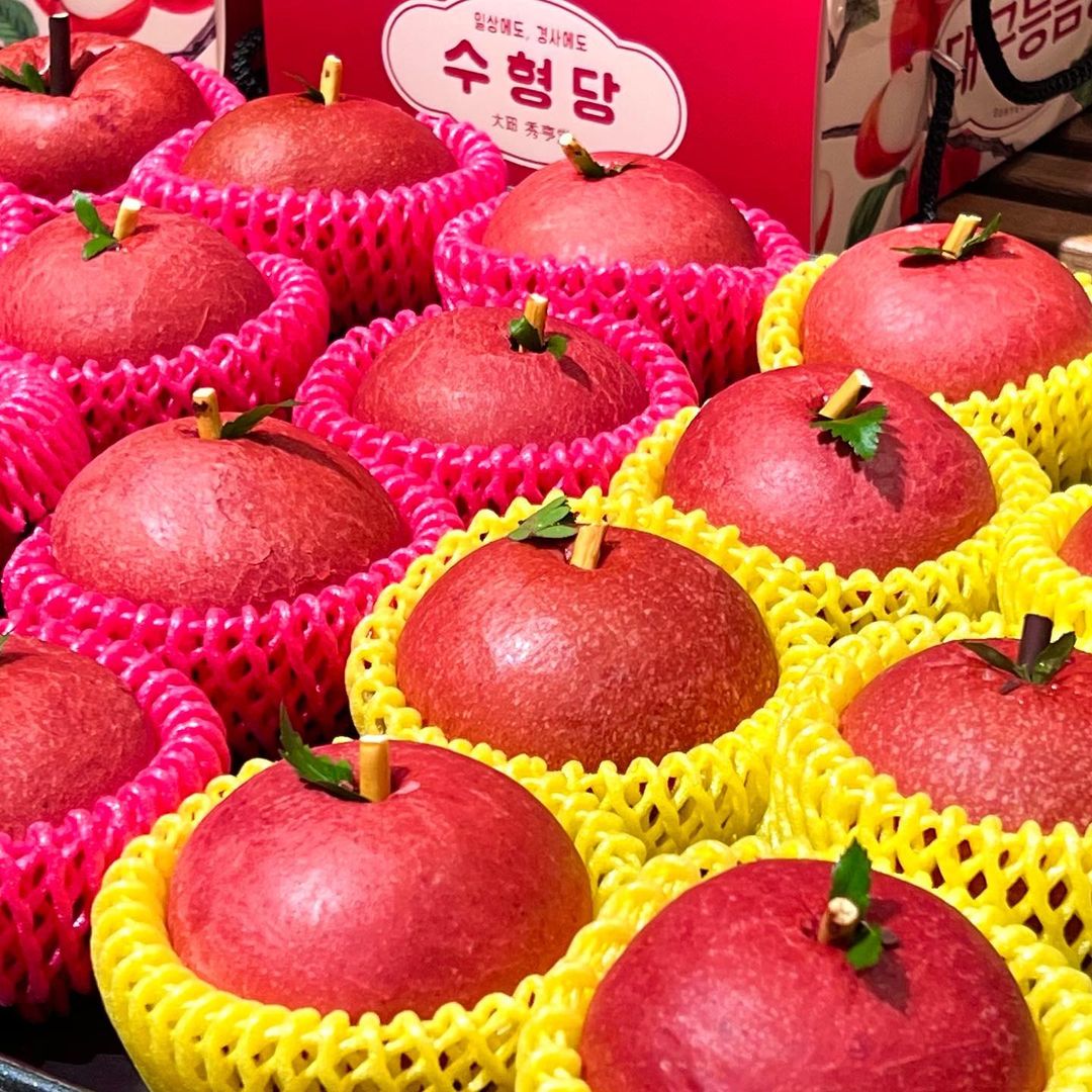 market-blue-korean-bakeries-apple-bread (1)