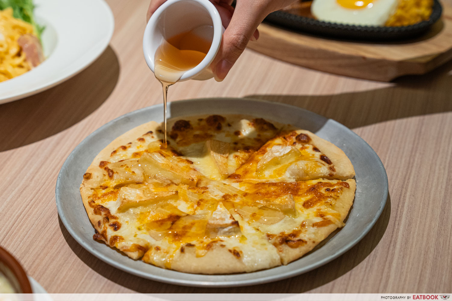 honey-pour-quattro-cheese-pizza