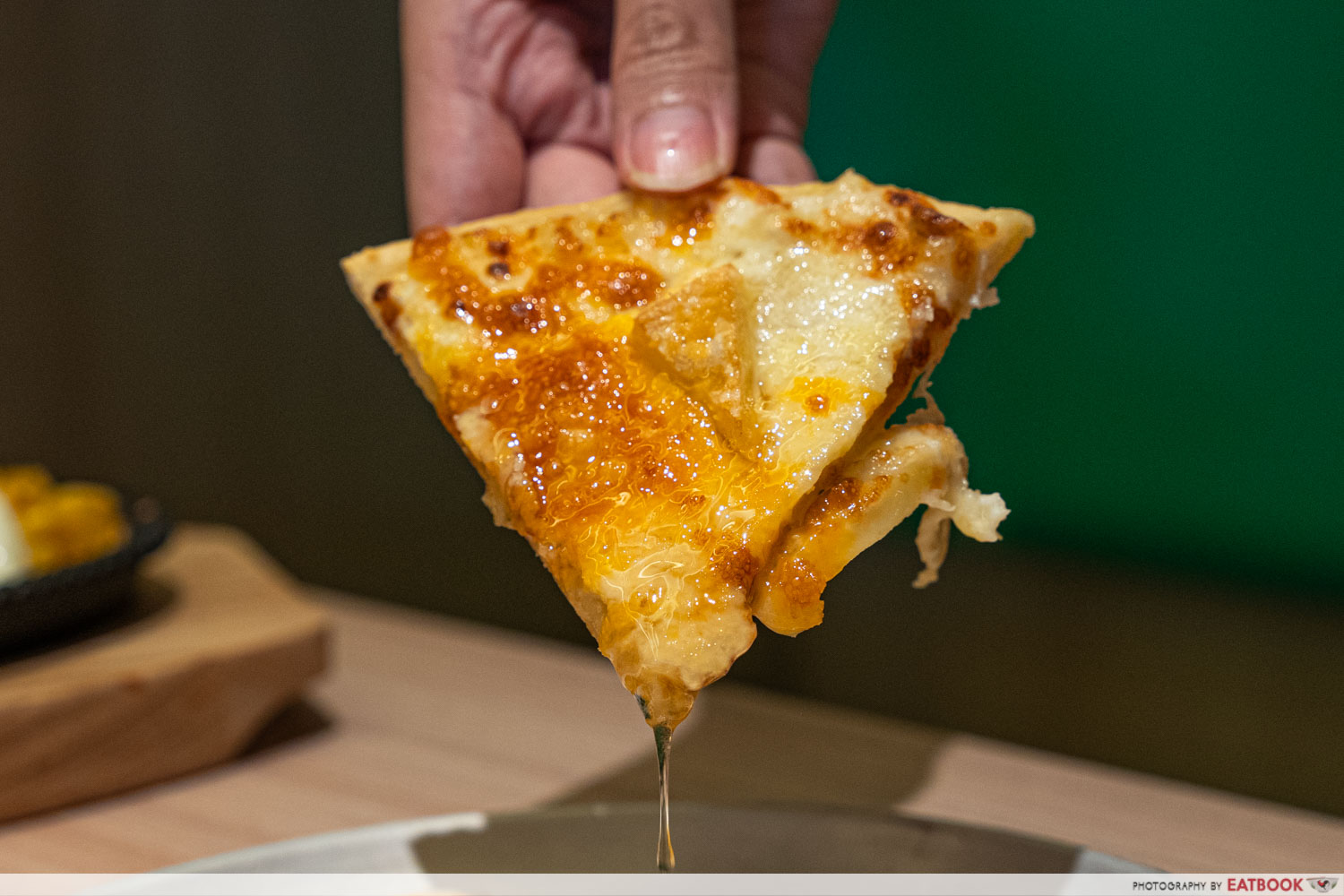 quattro-cheese-pizza-slice-closeup