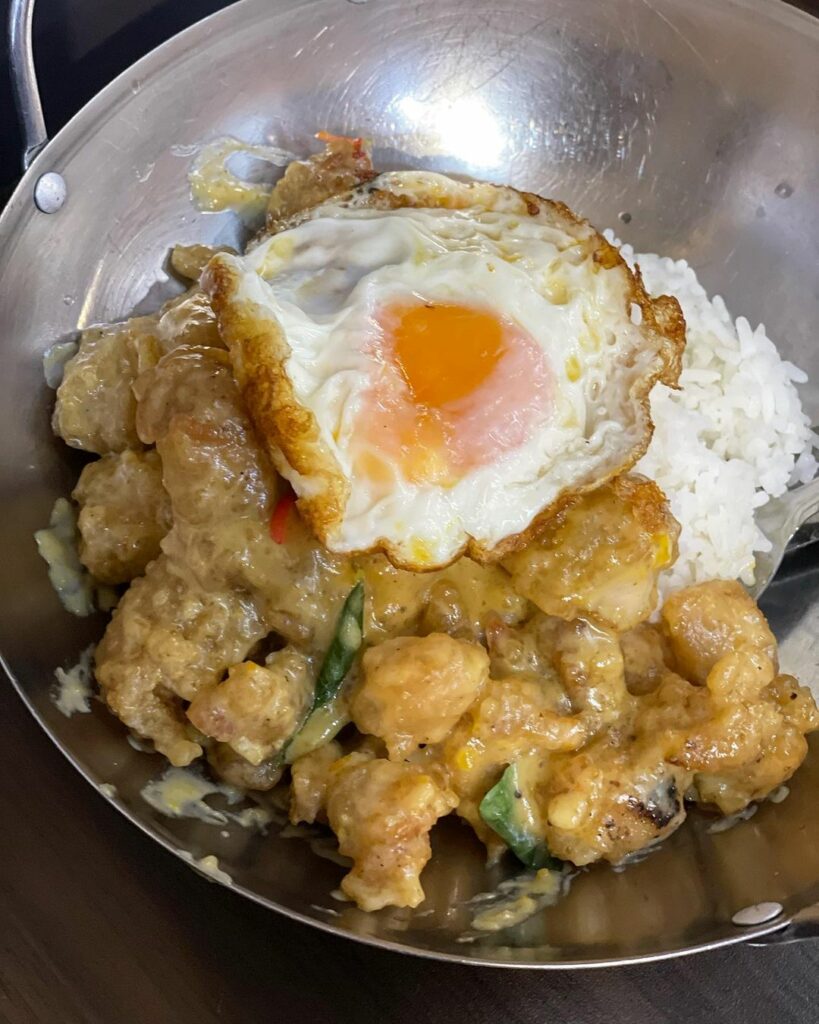 Taste Good Popular Salted Egg Chicken Rice At Sim Lim Square Eatbook.sg