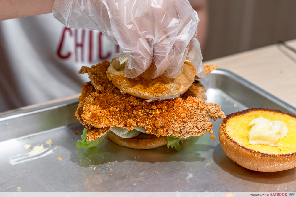 Shihlin-Taiwan-Street-Snacks-chicken-burger (2)