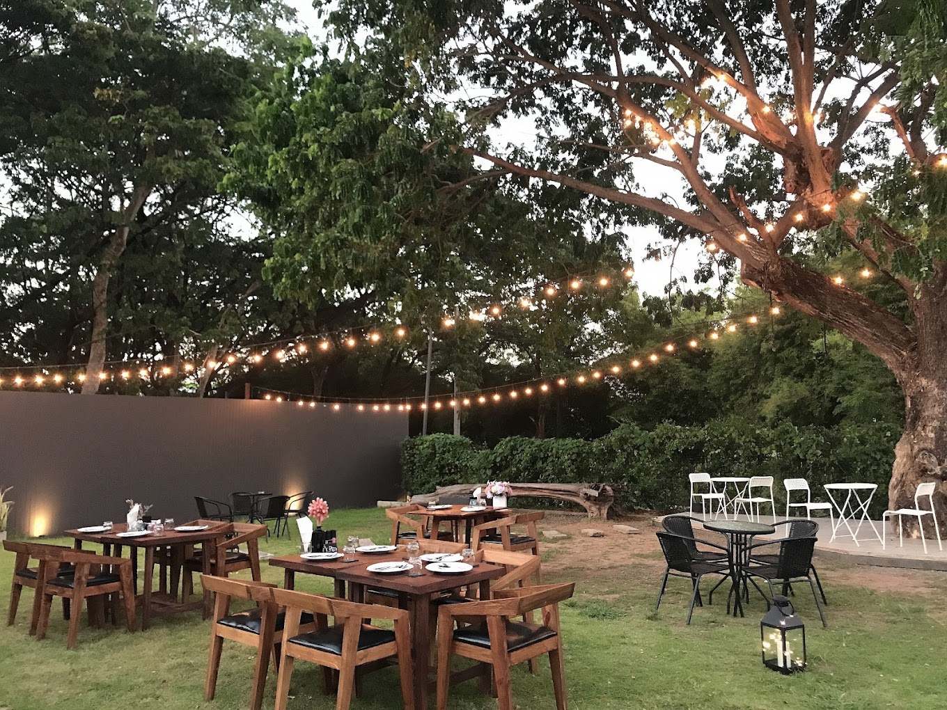 aquila-dining-outdoors (1)