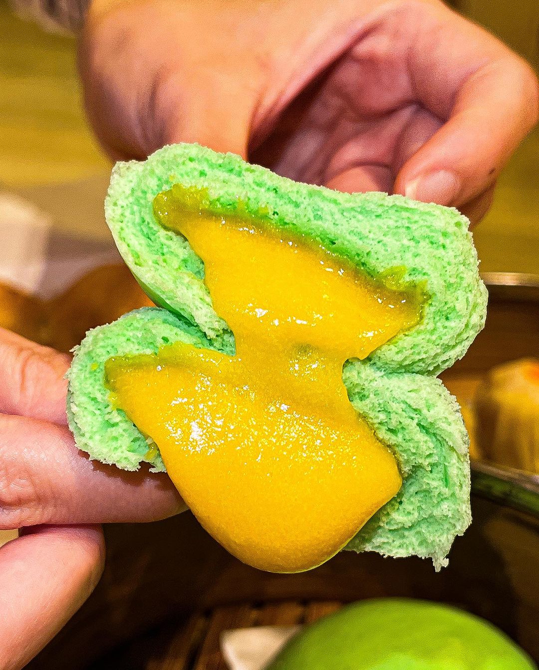 hong-kong-zhai-dim-sum-creamy-custard-bun-interaction-cross-section