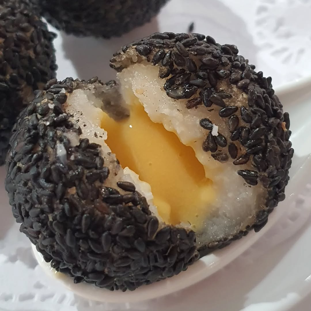 hong-kong-zhai-dim-sum-sesame-creamy-custard-ball-cross-section