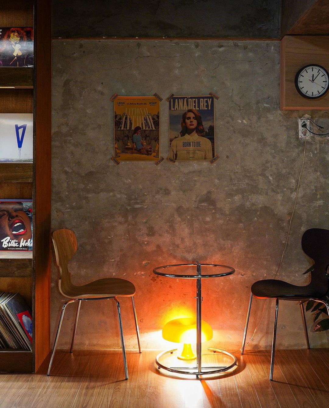 hongdae-cafes-house-of-vinyl-interior (19)