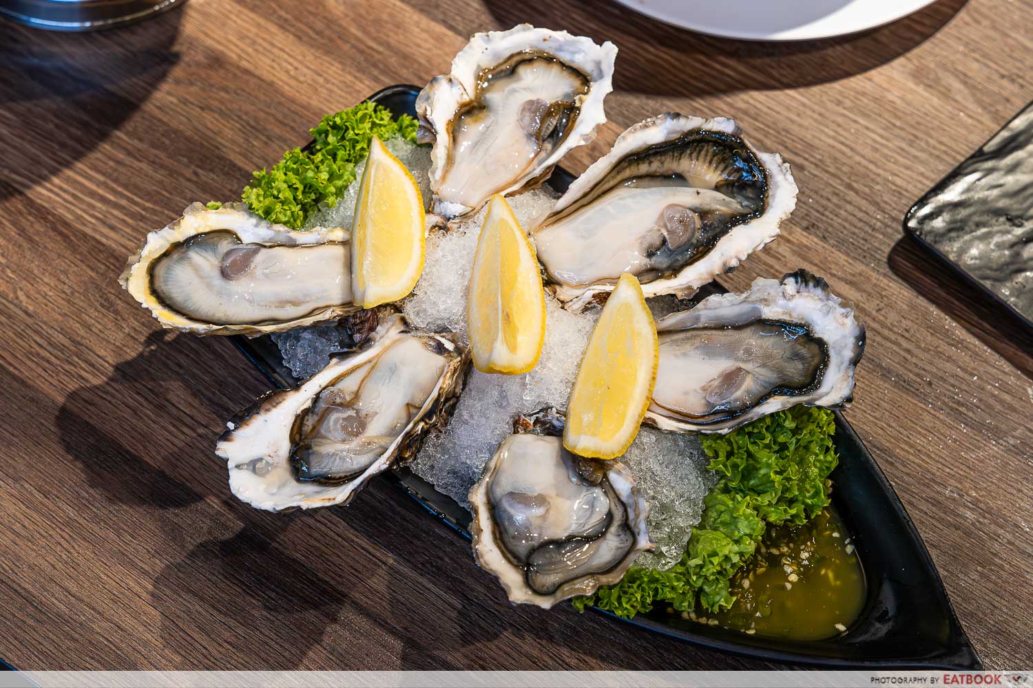 premium-raw-oysters-spread