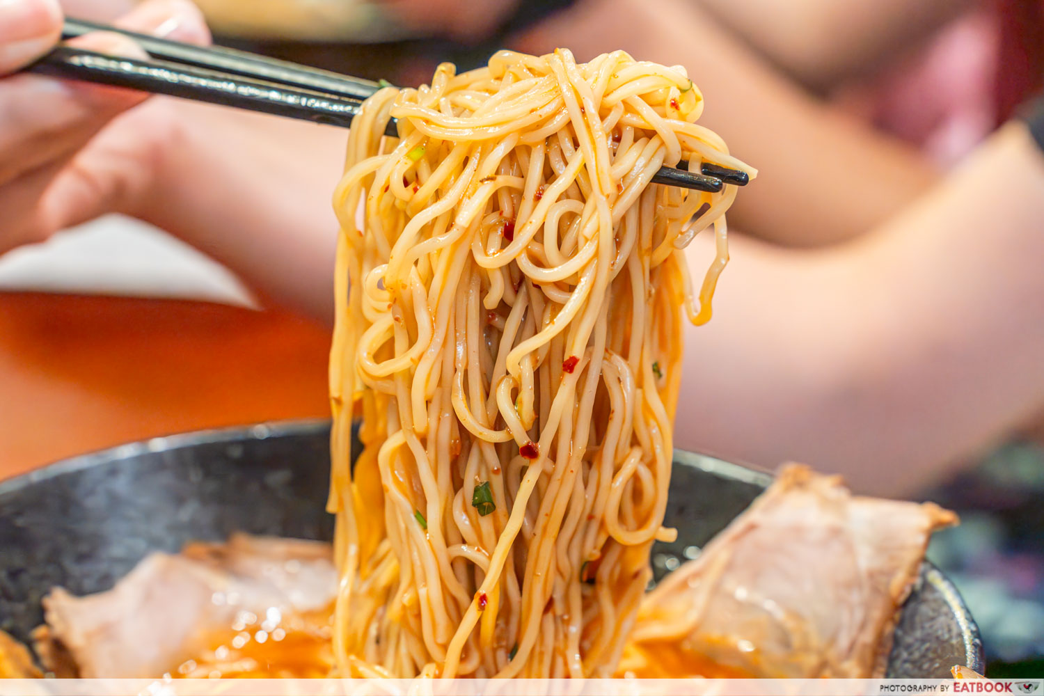 tonkotsu-red-ramen-noodle-pull