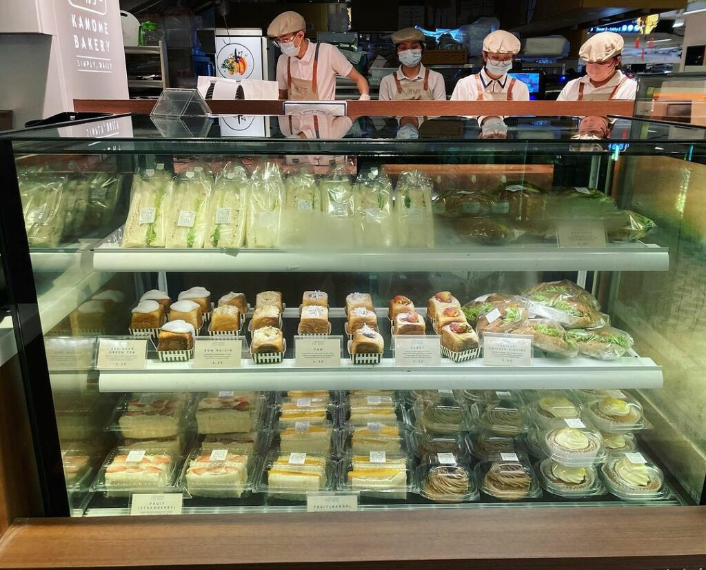 kamome-bakery-cold-display