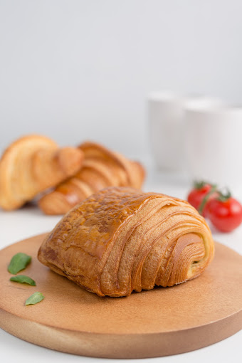 new-deli-bakery-tomato-cheese-croissant