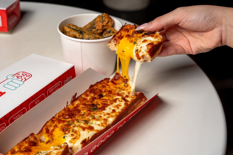 Triple Cheese Pizza Cheese Pull eat pizza