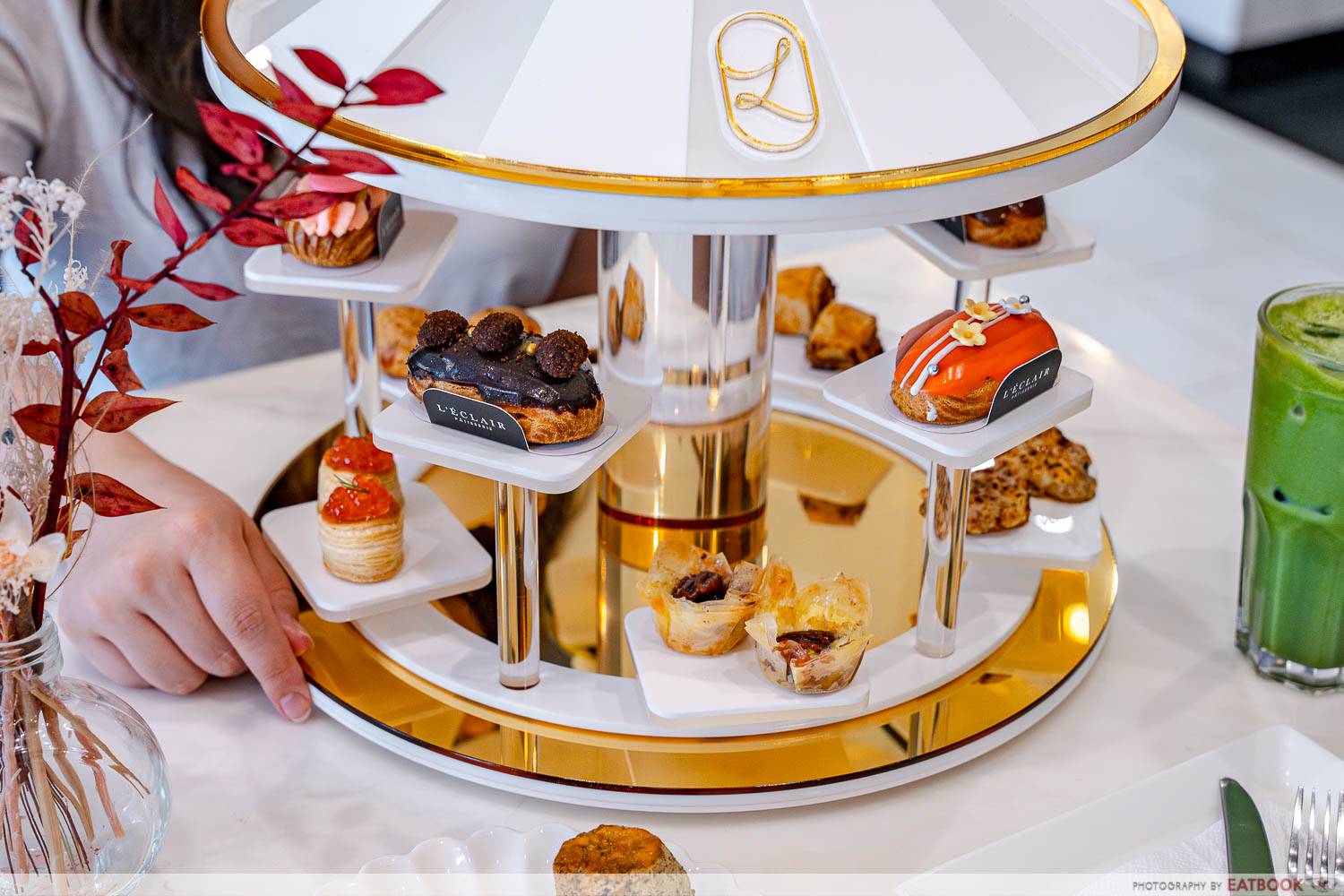 l'eclair-patisserie-merry-go-delice-flatlay