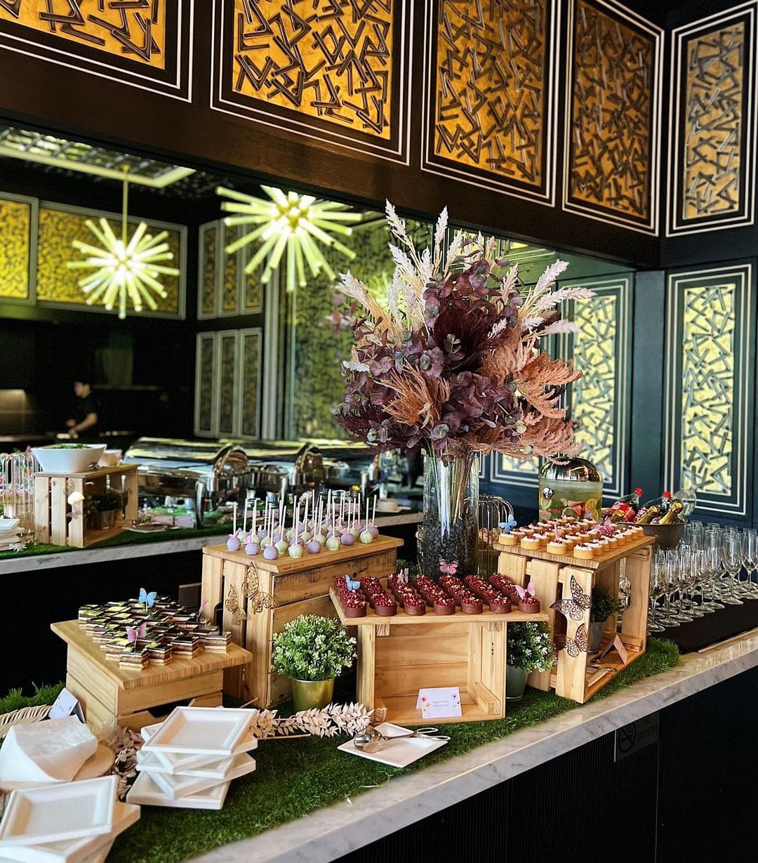 luxe-catering-buffet-table-group-establishment