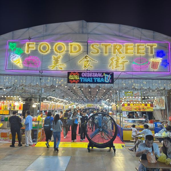 Lakeside MRT Station has a huge pasar malam! The food bazaar runs from now till 1 September, and features viral kunafe, beef rolls and more. 