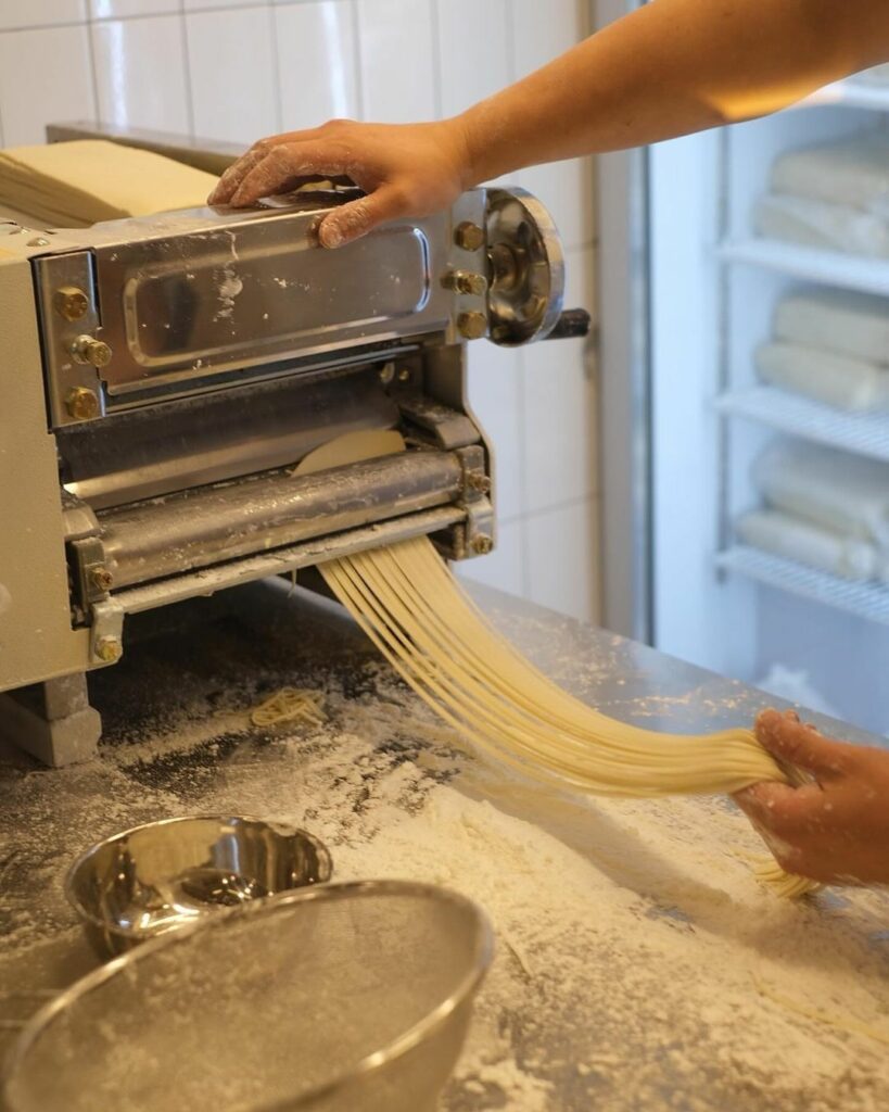 SEOUL-NOODLE-SHOP-MAKING