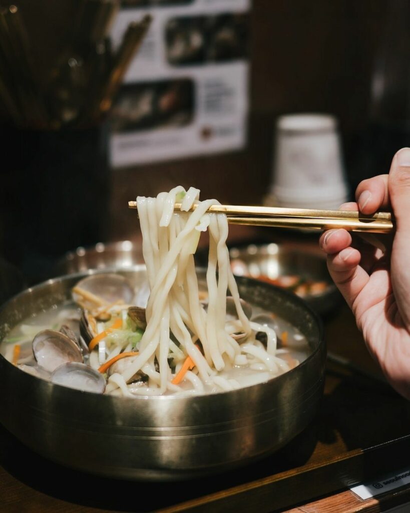 SEOUL-NOODLE-SHOP-SOUP