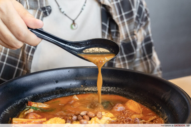 a-hot-hideout-aperia-mall-mala-collagen-soup-pour-interaction