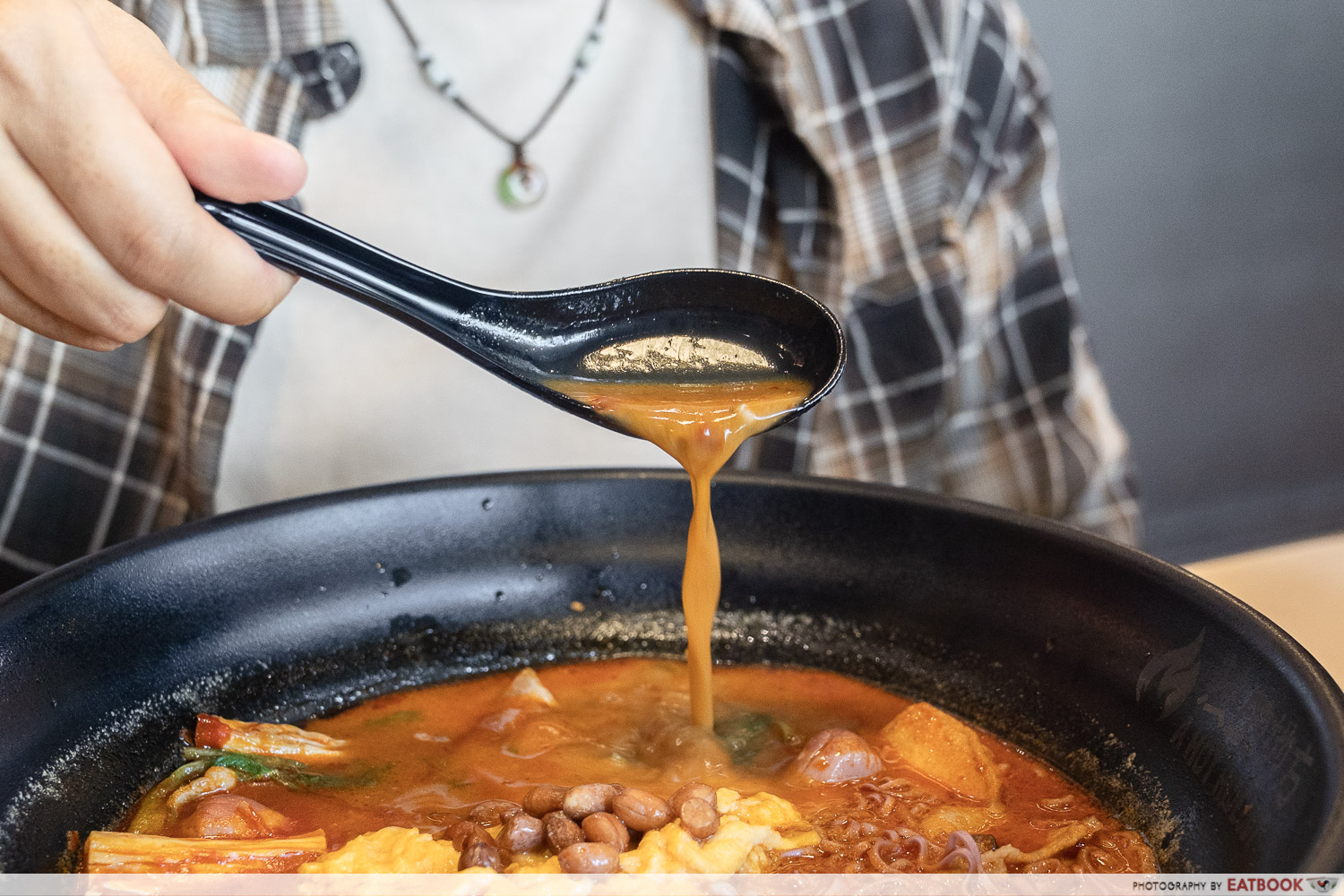 a-hot-hideout-aperia-mall-mala-collagen-soup-pour-interaction