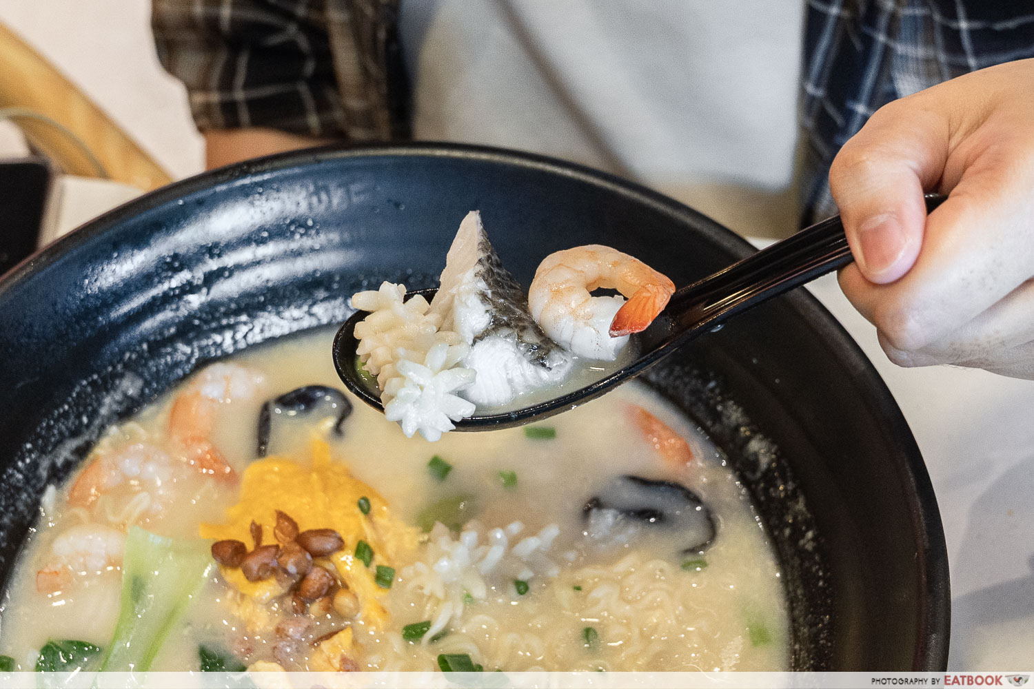 a-hot-hideout-aperia-mall-seafood-spoon-interaction