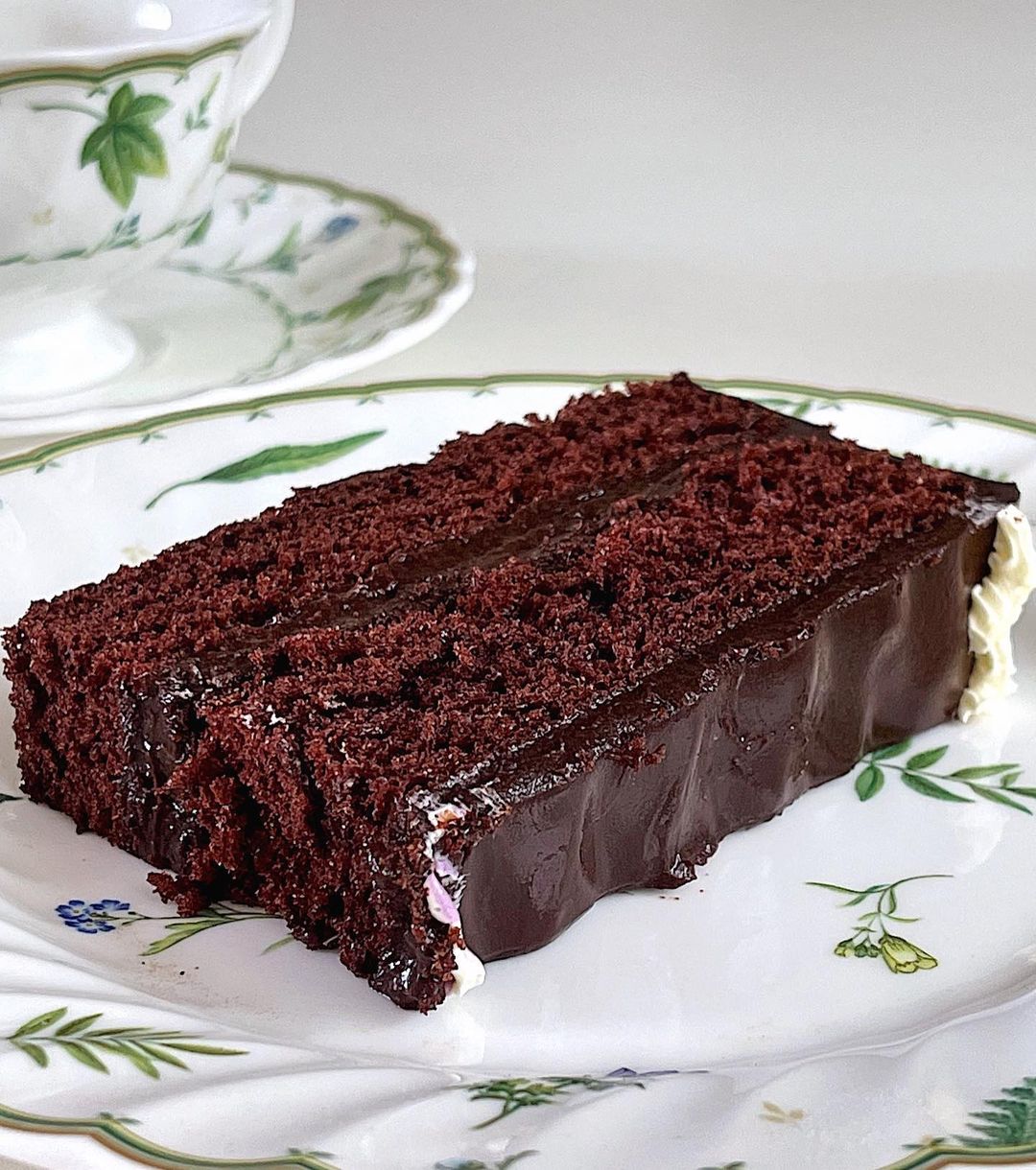 chocolate-fudge-cake-lana-cakes-establishment
