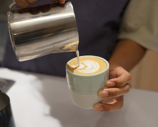 bidadari-food-ollas-latte-pouring