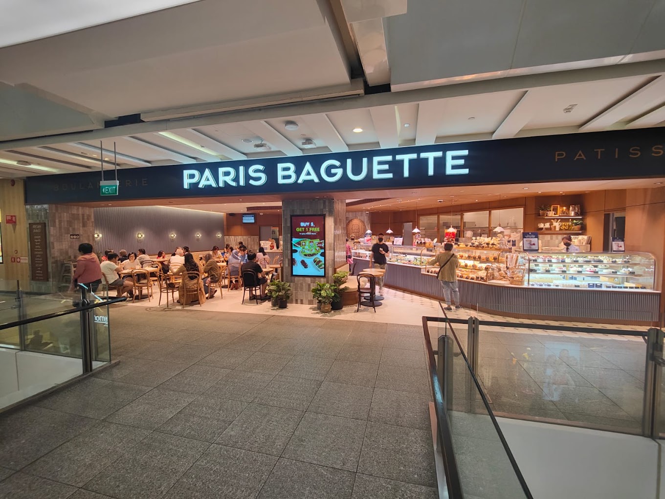 jem-food-guide-paris-baguette-storefront