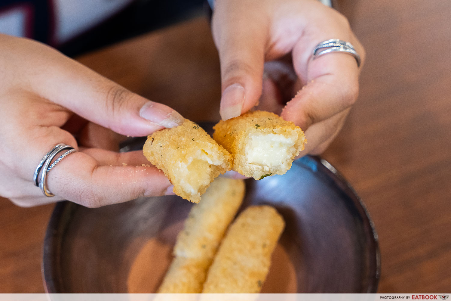 super-cheesy-western-claypot-pasta-mozzarella-sticks