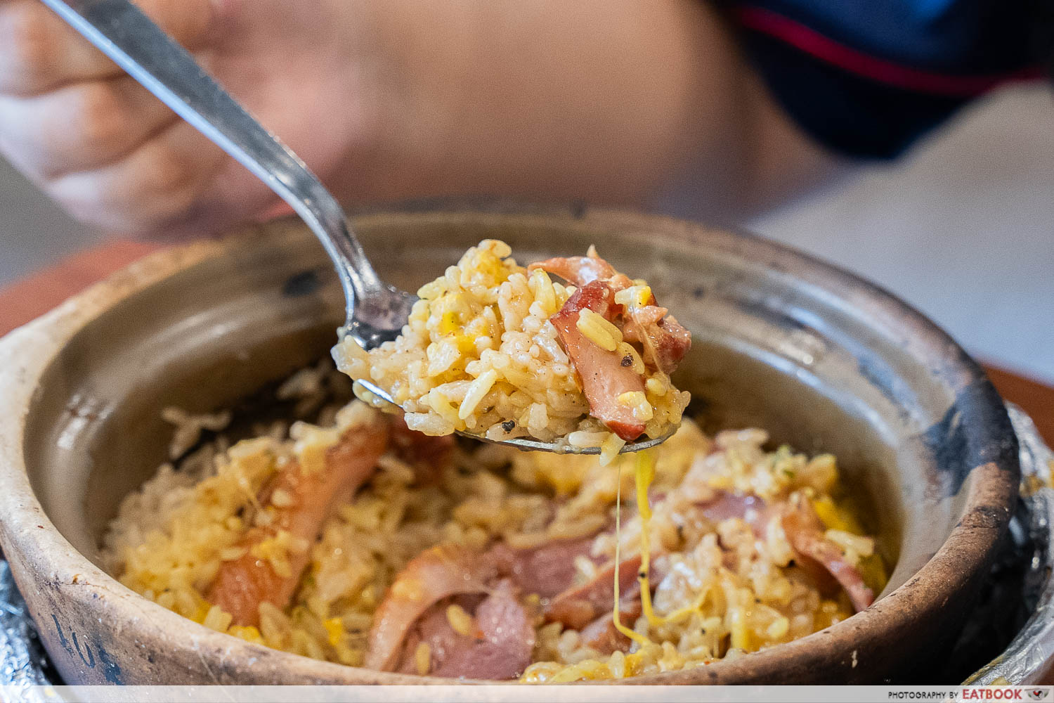 super-cheesy-western-claypot-pasta-rice-scooping